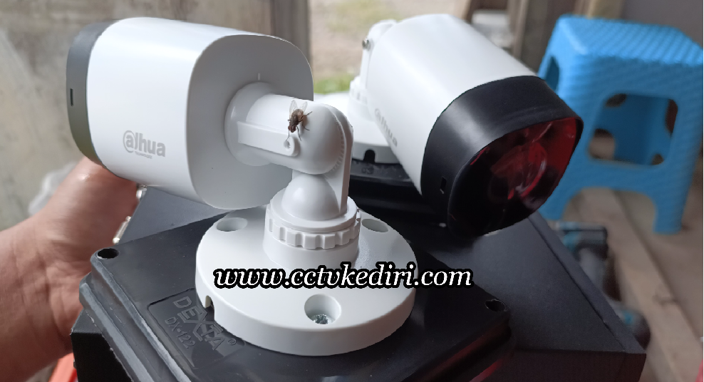 <p>Kamera CCTV sangat diperlukan bagi anda sebagai masyarakat untuk memberikan keamanan yang terpercaya dan juga kemanan yang berkelanjutan, kamera juga memiliki sistem yang canggih karena kamera dapat menghasilkan rekaman yang akurat disetiap waktu dan hasil rekaman tersebut akan tersimpan di monitor atau memori SD yang tersedia di dalam kamera pengawas.</p>